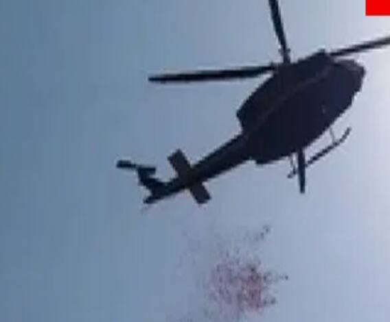 Prayagraj में श्रद्धालुओं पर फूलों की बारिश का अद्भुत नजारा, देखें ये खास रिपोर्ट। 