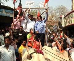 पेट्रोल, डिझेल, गॅस दरवाढीविरोधात शिवसेनेचं राज्यव्यापी आंदोलन, काळे झेंडे दाखवत भाजप सरकारचा निषेध