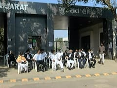 Ahmedabad : હાઇકોર્ટ બહાર વકીલોના ધરણા, ફિઝીકલ હિયરીંગ શરૂ કરવાની માંગ