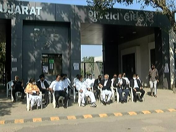 Ahmedabad : હાઇકોર્ટ બહાર વકીલોના ધરણા, ફિઝીકલ હિયરીંગ શરૂ કરવાની માંગ