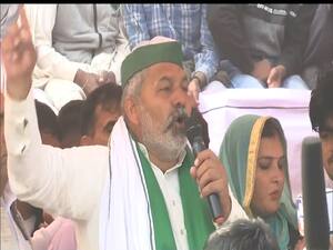 आंसू बहाने के बाद अब सरकार पर गरज रहे Rakesh Tikait, Jind Mahapanchayat में दिखाए सख्त तेवर