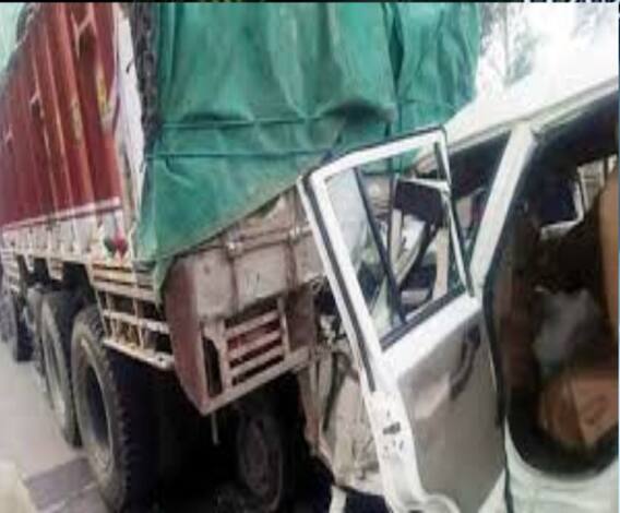 ट्रक और कार में जोरदार टक्कर, 6 लोगों की मौत। @ABPGanga 