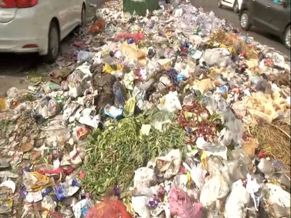 Ground Report: सफाईकर्मियों के हड़ताल की वजह से कूड़े से पटी दिल्ली की सड़कें 