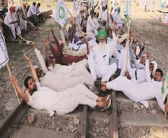 रुड़की में रेलवे स्टेशन पर बड़ी संख्या में इकट्ठे हुए किसान | Uttarakhand Prime 