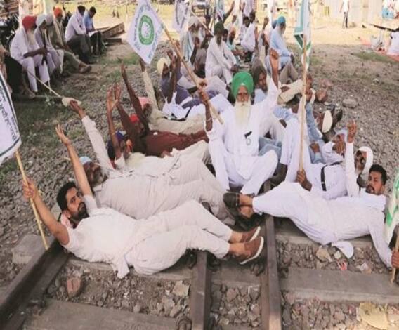 रुड़की में रेलवे स्टेशन पर बड़ी संख्या में इकट्ठे हुए किसान | Uttarakhand Prime 