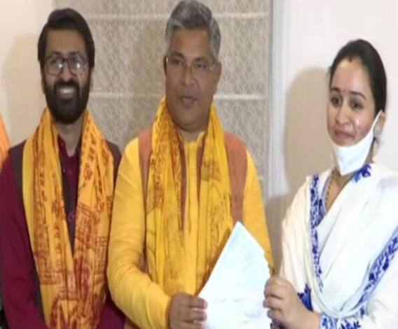 Akhilesh Yadav ने कहा चंदाजीवी और Aparna Yadav ने दिया 11 लाख रुपए का दान । 