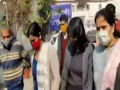 Delhi: Greta Thunberg टूलकिट केस में 21 साल की पर्यावरणविद् दिशा रवि बेंगलुरु से गिरफ्तार । Super 70