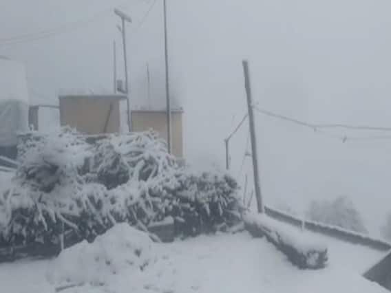 Weather : Uttarakhand के कई इलाकों में बर्फबारी, मैदानों में हो रही है बारिश 