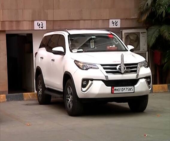 नॉट रिचेबल वनमंत्री संजय राठोड यांची कार मंत्रालयात दाखल, राठोड आहेत कुठे? आरोपांना उत्तर कधी देणार?