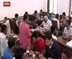 Nashik | गारठा वाढला, नाशिककरांचा मिसळीवर ताव, मिसळीसाठी प्रसिद्ध हॉटेलात गर्दी वाढली