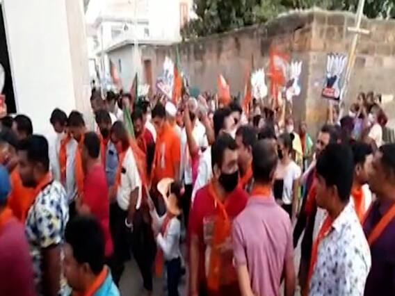 Kutch: માધાપરમાં BJPના ઉમેદવારના રોડ શોમાં ઉડ્યા સોશિયલ ડિસ્ટન્સિંગના ધજાગરા