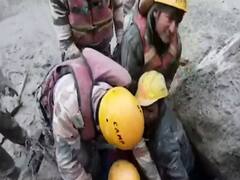 Uttarakhand : पूरी रात जारी रहेगा बचाव कार्य...रैणी गांव से 13, तपोवन से 12 लोगों को बचाया गया 