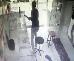 Jewelers Loot | ग्राहक बनून आलेल्या चोरट्याने सोन्याची पेटी पळवली, मुंबईतील घटना