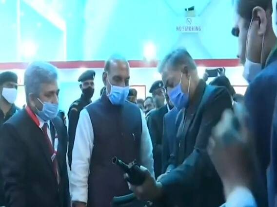 Aero India 2021: डिफेन्स पैविलियन पहुंचे राजनाथ सिंह, हथियारों का जायजा लिया