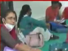 Mehsana: કોરોના સંક્રમણ વચ્ચે ચૂંટણી કામગીરી સાથે જોડાયેલા કર્મચારીઓ માસ્ક વિના જોવા મળ્યા