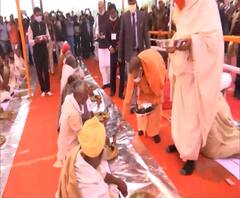 Yogi Adityanath ने बांके बिहारी के दर्शन किए फिर संतों को खाना परोसा। Yogi Adityanath 