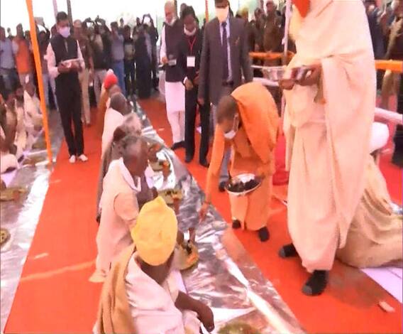 Yogi Adityanath ने बांके बिहारी के दर्शन किए फिर संतों को खाना परोसा। Yogi Adityanath 