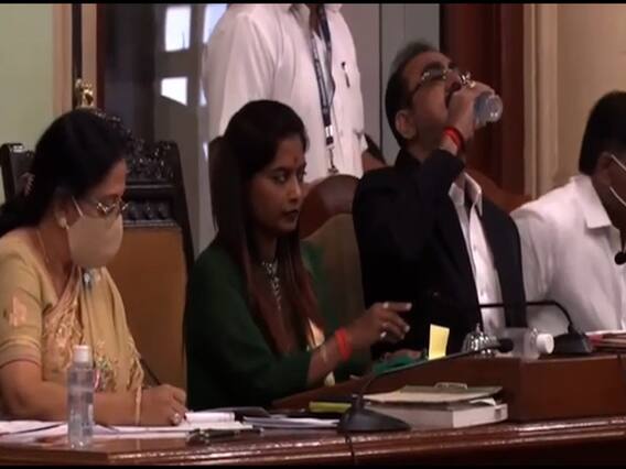 BMC अधिकारी ने पानी समझ पिया Sanitizer 