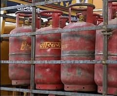 LPG cylinder price| सर्वसामान्यांना झटका, गॅस सिलेंडरच्या किंमतीत 50 रुपयांची वाढ