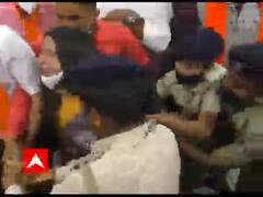 Rajkot: રેશ્મા પટેલને ખેંચીને લેડી કોન્સ્ટેબલ લઇ ગઇ ઓફિસની બહાર, થઇ ઝપાઝપી