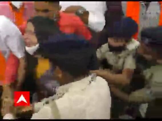 Rajkot: રેશ્મા પટેલને ખેંચીને લેડી કોન્સ્ટેબલ લઇ ગઇ ઓફિસની બહાર, થઇ ઝપાઝપી