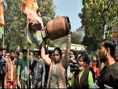 बीच सड़क पर खाना बना कांग्रेस ने सरकार के खिलाफ किया विरोध प्रदर्शन, बढ़ती महंगाई पर साधा निशाना