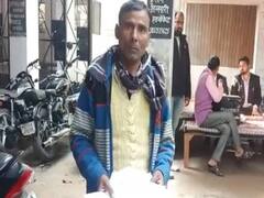 खुद को जिंदा साबित करने के लिए डेढ़ साल से दफ्तरों के चक्कर लगा रहे पीलीभीत के रामभरोसे