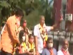 ફોર્મ ભરવાની પ્રક્રિયામાં BJP અને કોગ્રેસના ઉમેદવારોએ તોડ્યા કોવિડના નિયમો