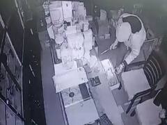 Ahmedabad: નવા નરોડામાં અનેક દુકાનોમાં ચોરી, CCTV કેમેરામાં કેદ થઇ ચોર ટોળકી