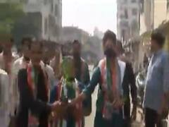 Ahmedabad: ઠક્કરબાપાનગર વોર્ડમાં કોગ્રેસના ઉમેદવારો વૃક્ષોના રોપા આપી કરી રહ્યા છે પ્રચાર