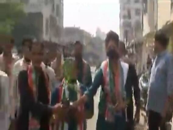Ahmedabad: ઠક્કરબાપાનગર વોર્ડમાં કોગ્રેસના ઉમેદવારો વૃક્ષોના રોપા આપી કરી રહ્યા છે પ્રચાર