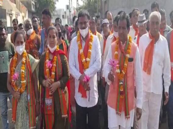 Rajkot ના વોર્ડ નંબર 3માં ભાજપના ઉમેદવારોએ કમળ સાથે કર્યો ચૂંટણી પ્રચાર