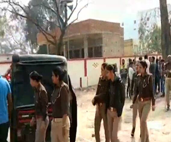 खुद को पुलिस बताकर व्यापारी की मां से उतरवाए जेवर, बाद में लेकर फरार हुए बदमाश | Bareily 