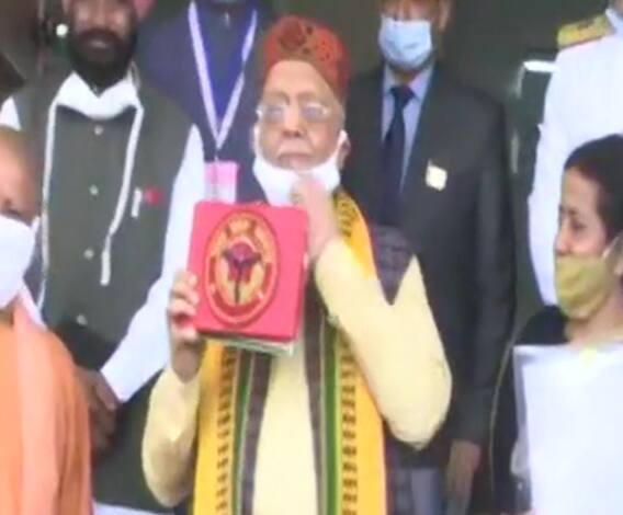 UP Budget 2021: वित्त मंत्री 'बजट टैब' लेकर विधानसभा पहुंचे। 