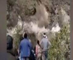 भरभराकर गिर पड़ी पहाड़ी, बाल-बाल बचे लोग | Pithoragarh | Uttarakhand 