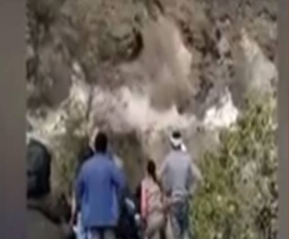 भरभराकर गिर पड़ी पहाड़ी, बाल-बाल बचे लोग | Pithoragarh | Uttarakhand 