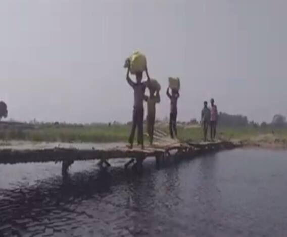 जान जोखिम में डालने को मजूबर हैं लोग, सालों बाद भी यहां नहीं पहुंचा विकास ! | Mudde Ki Baat 