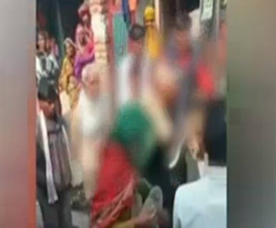 Agra: गांव की पंचायत में पंचों का तुगलकी फरमान, प्रेमी-प्रेमिका के साथ की ऐसी हरकत। ABPGanga 