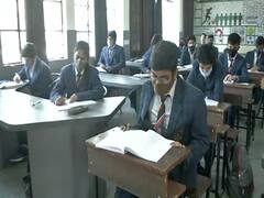 Delhi: 9वीं और 11वीं की कक्षाएं भी शुरू, सोशल डिस्टेसिंग के साथ हो रही पढ़ाई | Ground Report