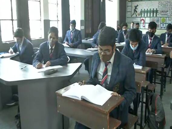 Delhi: 9वीं और 11वीं की कक्षाएं भी शुरू, सोशल डिस्टेसिंग के साथ हो रही पढ़ाई | Ground Report