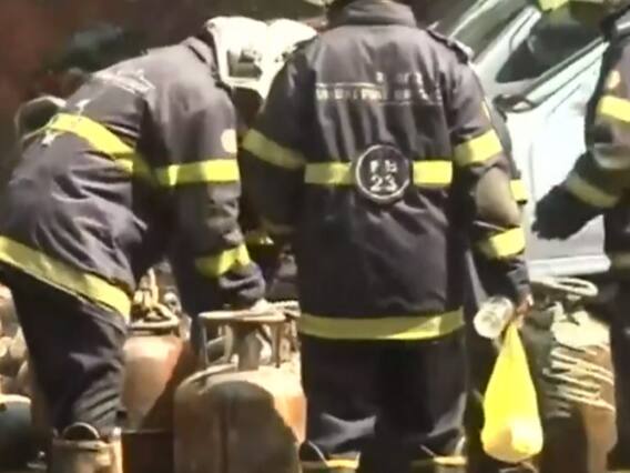 मुंबई के वर्सोवा में LPG सिलिंडर के गोदाम में लगी आग, कई सिलिंडरों में धमाके 