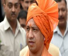 Lucknow में संतगुरू रविदास जयंती पर CM Yogi Adityanath ने माल्यार्पण किया। 