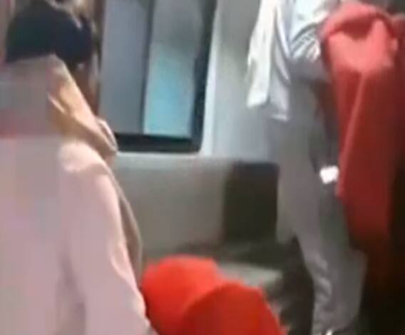 Ghaziabad में सनसनीखेज मामला! घर में घुसकर 5 लोगों पर हमला..2 की मौत। @ABPGanga 