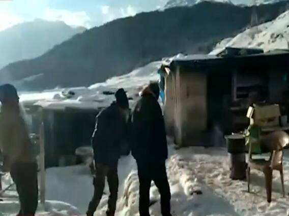 Himachal-Uttarakhand में भारी बर्फबारी से Delhi NCR में बदला मौसम