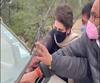 जब बीच सड़क गाड़ी का शीशा साफ करने लग गईं Priyanka Gandhi | Rampur 