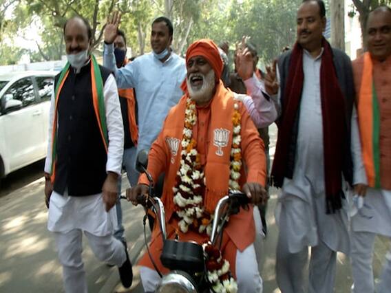 MCD उपचुनाव में नामांकन दाखिल करने रंग-बिरंगे अंदाज में पहुंचे प्रत्याशी 