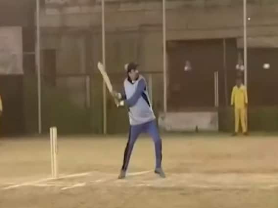 ममता के मंत्री ने मोहल्ला क्रिकेट में मारे 15 छक्के, फिर कहा- TMC मारेगी दोहरा शतक | ABP Special