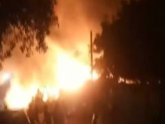 Delhi: झुग्गियों में लगी भीषण आग, बुझाने की कोशिश जारी