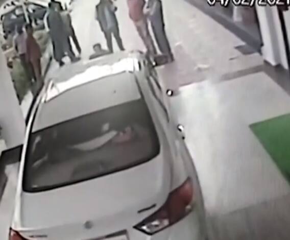 Gorakhpur में MD की गाड़ी के आगे क्यों लेट गए सेतु निगम के अध्यक्ष शैलेंद्र सिंह? 