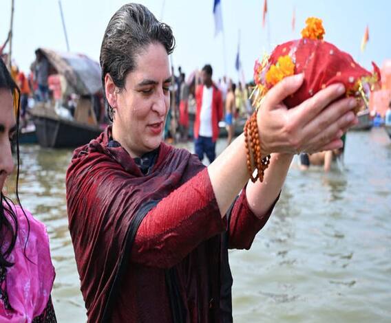 Sangam पहुंची Priyanka Gandhi, पुष्प वर्षा से हुआ स्वागत | Prayagraj | Mauni Amawasya 